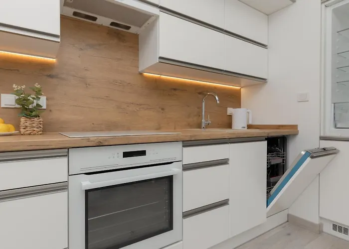 Cozy With Parking Bakalarska By Renters Appartement