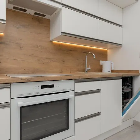 Cozy With Parking Bakalarska By Renters Appartement