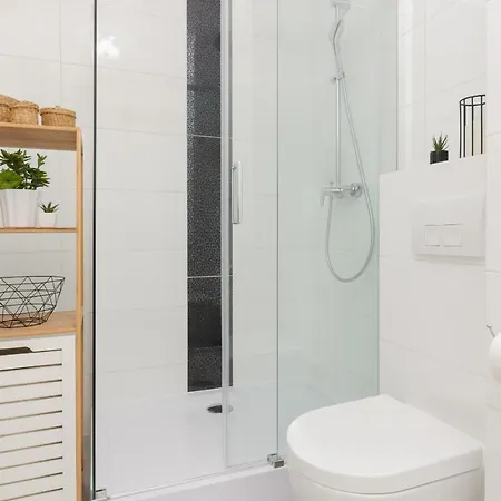 Cozy With Parking Bakalarska By Renters Apartamento
