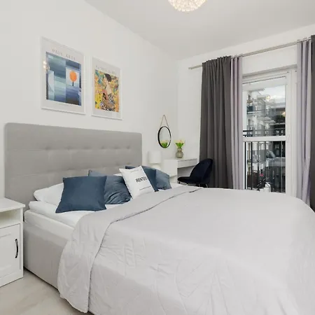 Cozy With Parking Bakalarska By Renters Varşova