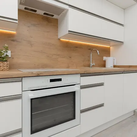 Cozy With Parking Bakalarska By Renters Apartman Varsó
